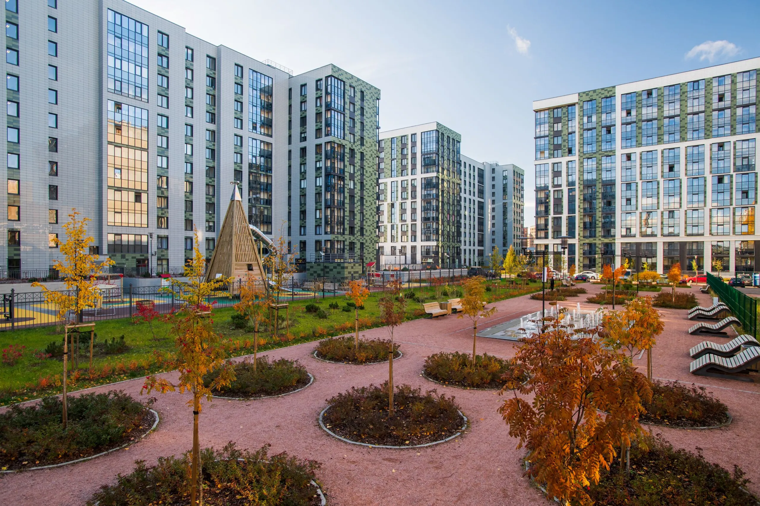 Полиция қызметкері заң бұзғаны үшін әйелді сиқымақ болды.